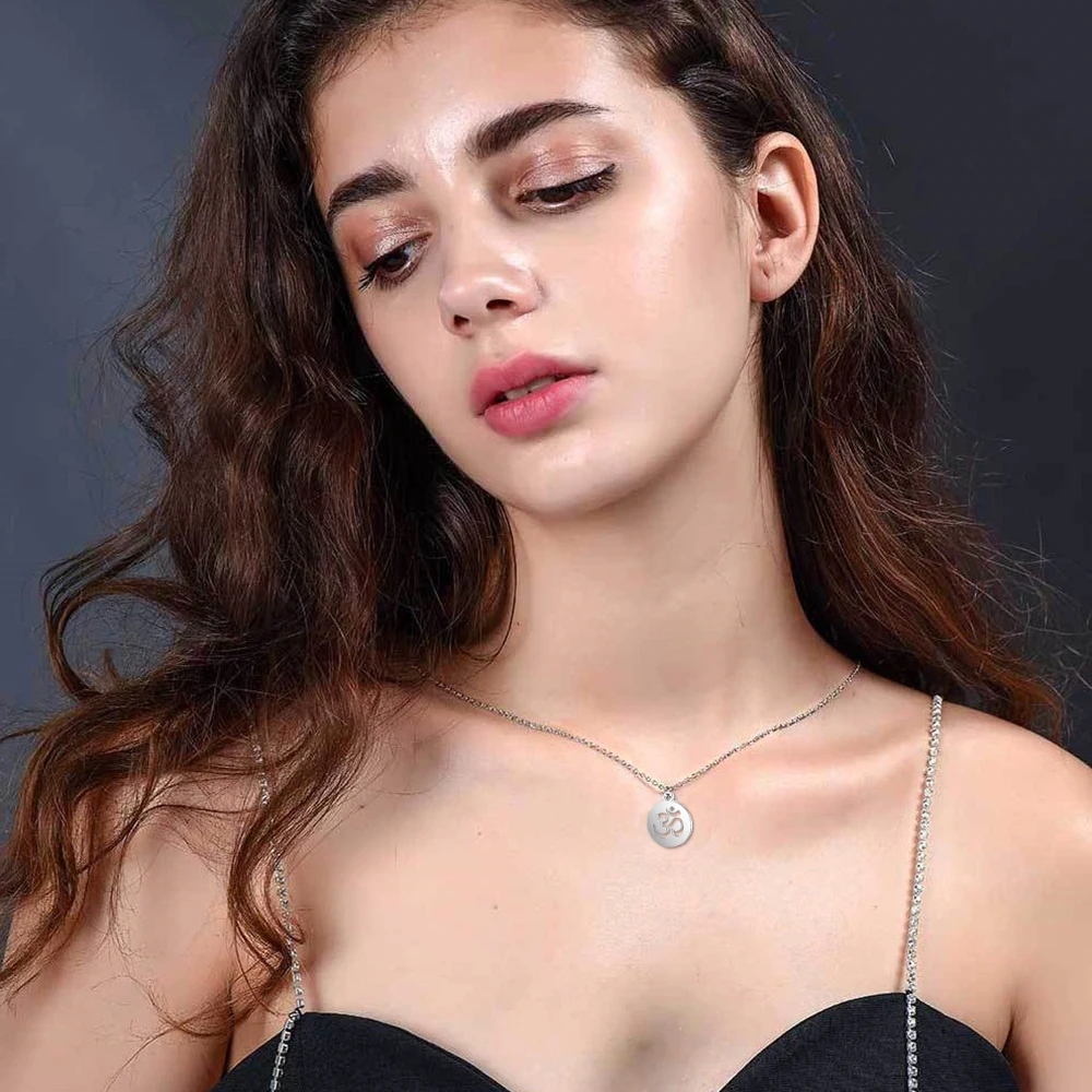 Small Yoga Pendant Gold Color  - Yoga Fitness Zone recension och pris
